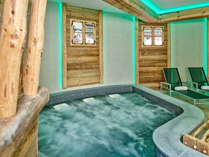 Luxuscamping - Swimmingpool - Bayern - Thermal-Whirlpool in unserer Thermal-Vital-Oase. - Kur- und Feriencamping Holmernhof Dreiquellenbad