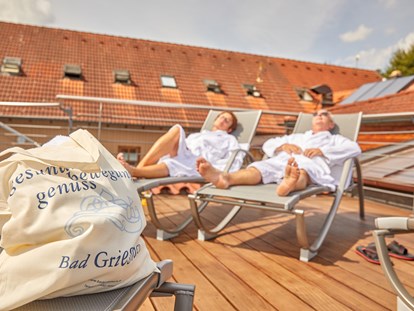 Luxuscamping - Umgebungsschwerpunkt: Therme - Entspannen auf der Sonnenterrasse. - Kur- und Feriencamping Holmernhof Dreiquellenbad