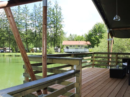 Luxuscamping - barrierefreier Zugang ins Wasser - Peißenberg - Zeltlodges 5x7 m Terrasse - Zelt Lodges Campingplatz Ammertal