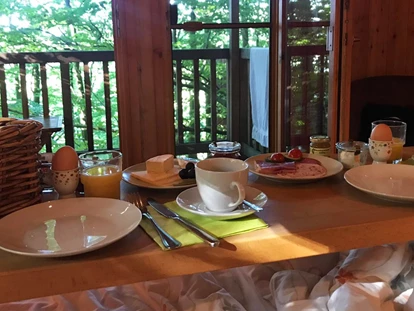 Luxury camping - Umgebungsschwerpunkt: am Land - Uslar - Refugium, Frühstück im Bett ist nett :-). - Baumhaushotel Solling