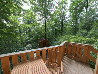 Luxuscamping - Spielplatz - Baumhaus Kobel, toller Balkon mit Aussicht. - Baumhaushotel Solling