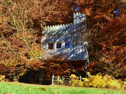 Luxuscamping - Umgebungsschwerpunkt: am Land - Uslar - Baumhaus Burg für 4 Personen, mit Dachterrasse. - Baumhaushotel Solling