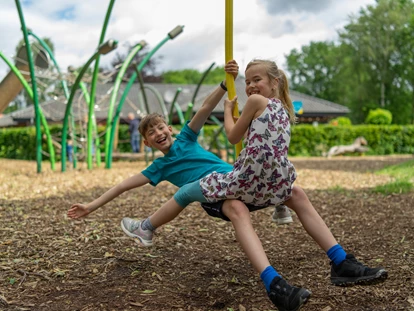 Luxury camping - Wellnessbereich - Rieste - Kinder auf dem Spielplatz - Alfsee Ferien- und Erlebnispark