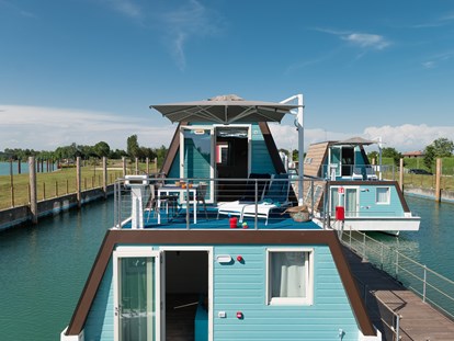 Luxuscamping - Umgebungsschwerpunkt: Fluss - Terrasse Houseboat - Marina Azzurra Resort