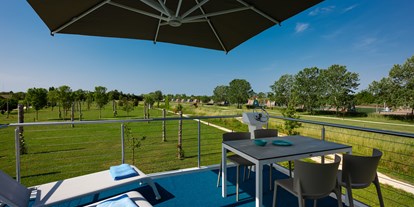 Luxuscamping - Umgebungsschwerpunkt: Meer - Terrasse vom Bungalow Garden - Marina Azzurra Resort