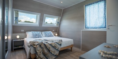 Luxuscamping - Umgebungsschwerpunkt: Meer - Schlafzimmer mit Doppelbett - Marina Azzurra Resort