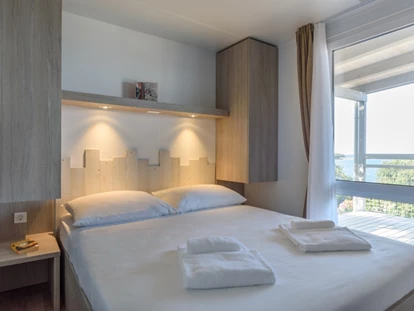 Luxuscamping - Bademöglichkeit für Hunde - Istrien - Mobilheim Superior - Schlafzimmer mit Doppelbett - Maistra Camping Veštar
