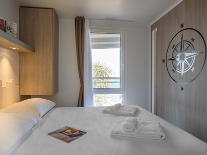Luxuscamping - Umgebungsschwerpunkt: Meer - Mobilheim Superior - Schlafzimmer mit Doppelbett - Maistra Camping Veštar