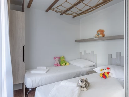 Luxuscamping - Bademöglichkeit für Hunde - Adria - Mobilheim Superior - Schlafzimmer mit Einzelbetten - Maistra Camping Veštar