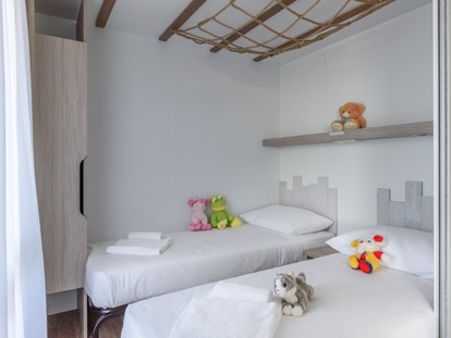 Luxuscamping - Kinderanimation - Mobilheim Superior - Schlafzimmer mit Einzelbetten - Maistra Camping Veštar