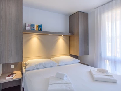 Luxuscamping - Segel- und Surfmöglichkeiten - Adria - Mobilheim Premium Family am Camping Polari - Schlafzimmer mit Doppelbett - Maistra Camping Polari