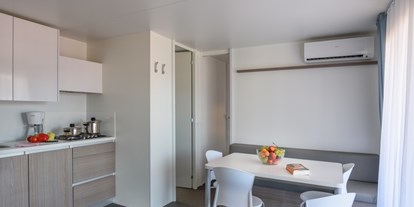 Luxuscamping - Umgebungsschwerpunkt: Meer - Mobilheim Premium Family am Camping Polari - Innenansicht - Maistra Camping Polari