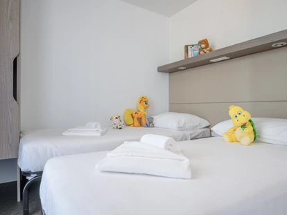 Luxuscamping - Segel- und Surfmöglichkeiten - Adria - Mobilheim Premium Family am Camping Polari - Schlafzimmer mit Einzelbetten - Maistra Camping Polari