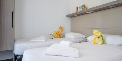 Luxuscamping - Umgebungsschwerpunkt: Strand - Mobilheim Premium Family am Camping Polari - Schlafzimmer mit Einzelbetten - Maistra Camping Polari