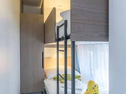 Luxuscamping - Bademöglichkeit für Hunde - Istrien - Mobilheim Premium Family am Camping Polari - Schlafzimmer mit Etagenbett - Maistra Camping Polari