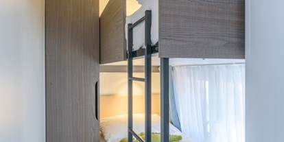 Luxuscamping - Segel- und Surfmöglichkeiten - Mobilheim Premium Family am Camping Polari - Schlafzimmer mit Etagenbett - Maistra Camping Polari