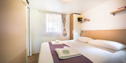 Luxuscamping - Umgebungsschwerpunkt: Meer - Mobilheim Family am Camping Valkanela - Schlafzimmer mit Doppelbett - Maistra Camping Valkanela