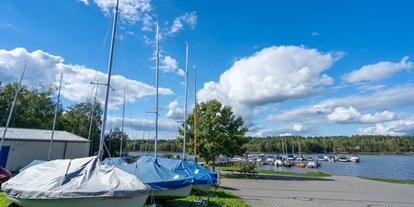 Luxuscamping - Segel- und Surfmöglichkeiten - Bootsliegeplätze - Hafencamp Senftenberger See