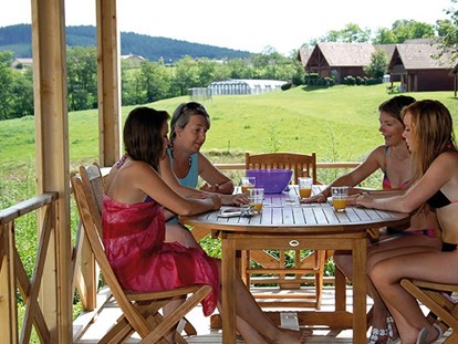 Luxuscamping - Spielplatz - Burgund  - Chalet auf Le Village des Meuniers - Camping Le Village des Meuniers