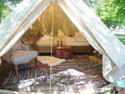 Luxury camping - Lagerfeuerplatz - Switzerland - Willkommen: Die Safari-Zelte bieten alles vom Bett bis zur Frottee-Wäsche und Champagner - Camping Zürich