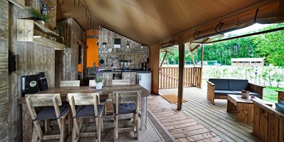 Luxuscamping - Umgebungsschwerpunkt: See - Unser großes Glampingzelt Yakari mit Blick auf den Spielplatz - Campingpark Heidewald