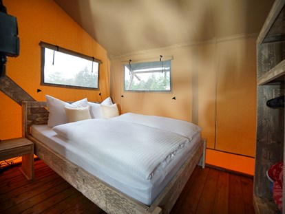 Luxuscamping - Emsland, Mittelweser ... - Doppelbett im Safarizelt.....lädt zum Träumen ein! - Campingpark Heidewald