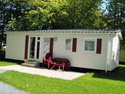 Luxuscamping - Umgebungsschwerpunkt: Berg - Normandy Mobilheim Außenansicht - Camping Fuussekaul