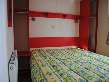 Luxuscamping - Spielplatz - Großes Schlafzimmer mit einem gemütlichen Doppelbett - Camping Fuussekaul