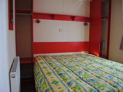 Luxuscamping - Kategorie der Anlage: 5 - Ardennen / Diekirch - Großes Schlafzimmer mit einem gemütlichen Doppelbett - Camping Fuussekaul