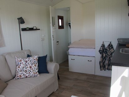 Luxuscamping - Umgebungsschwerpunkt: Strand - Innenaufnahme vom Pipowagen - Nordseestrand in Dornumersiel