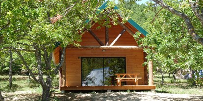 Luxuscamping - Art der Unterkunft: Bungalow - Dieulefit - Huette Huttopia - Aussen  - Camping Huttopia Dieulefit Hütte Huttopia mit Holzofen auf Camping Huttopia Dieulefit