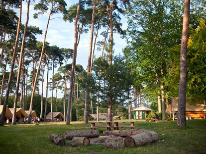 Luxuscamping - Gartenmöbel - Essonne - Zeltbungalow Rambouillet  - Camping Huttopia Rambouillet Zeltbungalow Huttopia auf Camping Huttopia Rambouillet