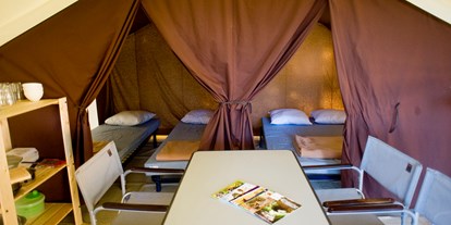 Luxuscamping - Kühlschrank - Paris - Zelt Toile & Bois Classic IV Schlafraeume - Camping Indigo Paris Zelt Toile & Bois Classic für 4 Pers. auf Camping Indigo Paris