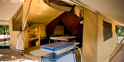 Luxuscamping - Kühlschrank - Frankreich - Zelt Toile & Bois Classic IV - Innen - Camping Indigo Paris Zelt Toile & Bois Classic für 4 Pers. auf Camping Indigo Paris