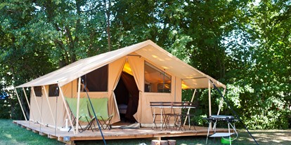 Luxury camping - Art der Unterkunft: Lodgezelt - Zelt Toile & Bois Classic IV - Aussenansicht - Camping Indigo Paris Zelt Toile & Bois Classic für 4 Pers. auf Camping Indigo Paris