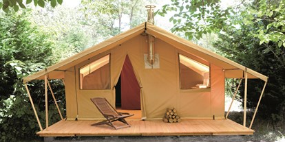 Luxuscamping - Art der Unterkunft: Lodgezelt - Region Jura - Zelt Toile & Bois Cosy - Aussenansicht - Camping Huttopia Divonne Zelt Toile & Bois Cosy mit Holzofen für 5 Pers. auf Camping Huttopia Divonne