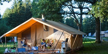 Luxuscamping - Grill - Ain - Zelt Toile & Bois Cosy - Aussenansicht - Camping Huttopia Divonne Zelt Toile & Bois Cosy mit Holzofen für 5 Pers. auf Camping Huttopia Divonne