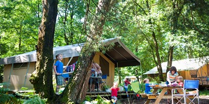 Luxuscamping - Art der Unterkunft: Lodgezelt - Region Jura - Zelt Toile & Bois Sweet - Aussenansicht - Camping Huttopia Divonne Zelt Toile & Bois Sweet für 5 Pers. auf Camping Huttopia Divonne