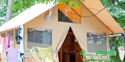 Luxuscamping - Art der Unterkunft: Lodgezelt - Region Jura - Zelt Toile & Bois Zenith - Aussen  - Camping Huttopia Divonne Zelt Toile & Bois Zenith für 6 Pers. auf Camping Huttopia Divonne