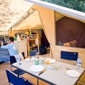Luxuscamping: Zelt Toile & Bois Classic IV - Innen  - Zelt Toile & Bois Classic für 4 Pers. auf Camping Huttopia Le Moulin