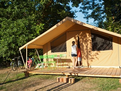 Luxuscamping - Art der Unterkunft: Lodgezelt - Ardèche - Zelt Toile & Bois Classic V - Aussenansicht  - Camping Huttopia Le Moulin Zelt Toile & Bois Classic für 5 Pers. auf Camping Huttopia Le Moulin