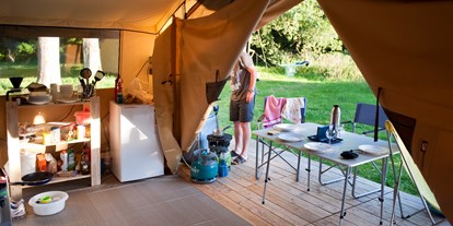 Luxuscamping - Art der Unterkunft: Lodgezelt - Gard - Zelt Toile & Bois Sweet - Innen - Camping Huttopia Le Moulin Zelt Toile & Bois Sweet für 5 Pers. auf Camping Huttopia Le Moulin