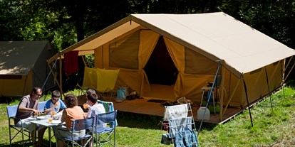 Luxuscamping - getrennte Schlafbereiche - Loir et Cher - Zelt Toile & Bois Classic V - Aussen - Camping Huttopia Les Chateaux Zelt Toile & Bois Classic für 5 Pers. auf Camping Huttopia Les Chateaux
