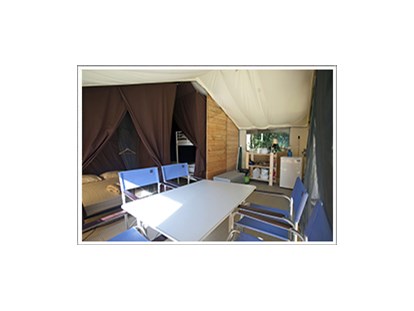 Luxuscamping - Kühlschrank - Auvergne - Zelt Toile & Bois Sweet - Innen - Camping Huttopia Royat Zelt Toile & Bois Sweet für 5 Pers. auf Camping Huttopia Royat