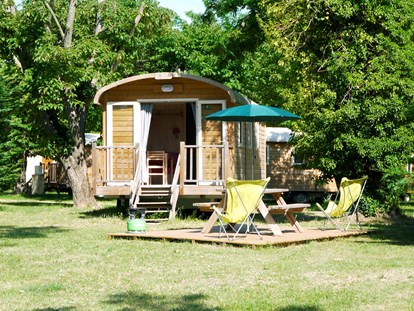 Luxuscamping - Gartenmöbel - Puy de Dôme - Zigeunerwagen - Aussen  - Camping Huttopia Royat Zigeunerwagen auf Camping Huttopia Royat