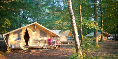 Luxuscamping - Art der Unterkunft: Lodgezelt - Gard - Zelt Toile & Bois - Aussenansicht - Camping Huttopia Sud Ardèche Zelt Toile & Bois mit Badezimmer und Holzofen auf Camping Huttopia Sud Ardèche