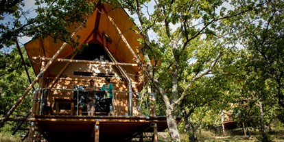Luxuscamping - Art der Unterkunft: Lodgezelt - Gard - Cahutte Aussenansicht - Camping Huttopia Sud Ardèche Cahutte für naturnahe Ferien auf Camping Huttopia Sud Ardèche