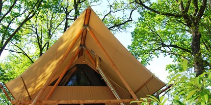 Luxuscamping - Art der Unterkunft: Lodgezelt - Gard - Cahutte mit Gartenmoebeln - Camping Huttopia Sud Ardèche Cahutte für naturnahe Ferien auf Camping Huttopia Sud Ardèche