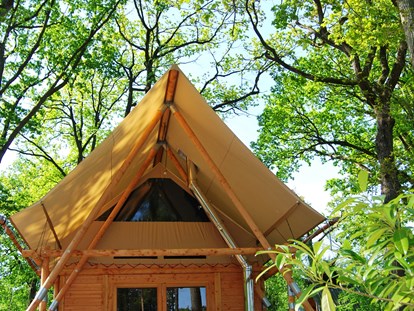 Luxuscamping - Preisniveau: exklusiv - Ardèche - Cahutte mit Gartenmoebeln - Camping Huttopia Sud Ardèche Cahutte für naturnahe Ferien auf Camping Huttopia Sud Ardèche