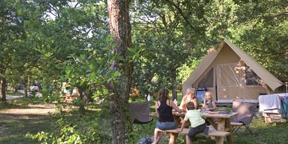 Luxuscamping - Art der Unterkunft: Lodgezelt - Gard - Zeltbungalow - Aussen - Camping Huttopia Sud Ardèche Zeltbungalow Huttopia auf Camping Huttopia Sud Ardèche